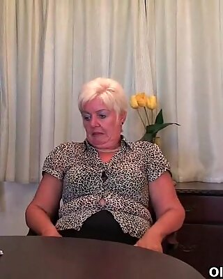 Elastic Sedere Nonna Sandie apre la vecchia vulva (compilation)