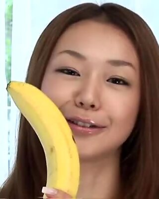 Serina Hayakawa erfreut sich mit ihren warmen Lippen