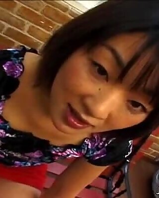 La giapponese troia miyuki hashda mostra il suo corpo in posa sulla telecamera