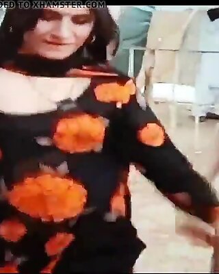 Индасское пакистанское транссексуал танца и показать сиськи