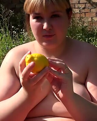 Jaw-dropping femei rotunjoare in the garden, push a lemon out of a gros păroasă pasarica