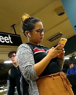 Comel montel filipina gadis dengan cermin mata menunggu kereta
