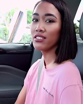 Liderlig thai teenager Aria skye knepper hårdt for en biltur