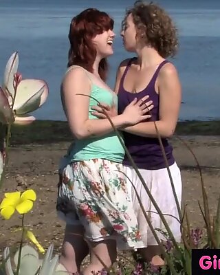 Dziewczyny na zachód - owłosione aussie lesbijki pieprzą się na świeżym powietrzu