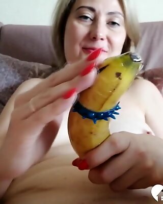 Einsame Mutter verwendet ein Banane auf sich