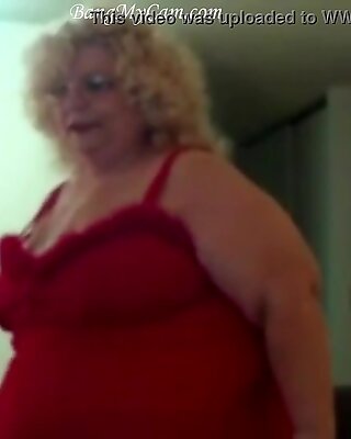 Дебели жена с пистолет на червено бельо