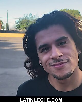 LatinleLeche - Süß Latino Junge saugt einen ungeschnittenen Schwanz