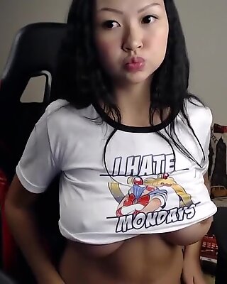 Asiatisk babe visar hennes perfekta tuttar