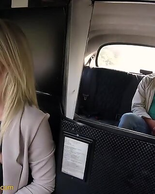 Naispuolinen väärennös taksi blondi kaunotar vittuile matkustajaansa