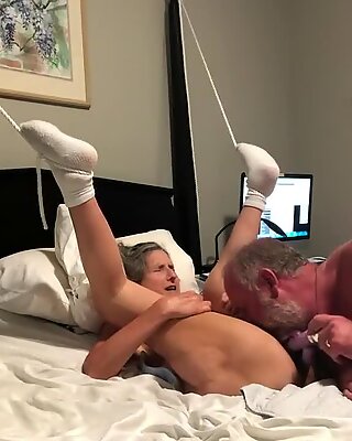 60-годишња милф (мама коју бих јебао) бака маторке први јебао оргазам на камери