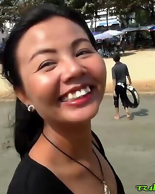 Sexy thailändisches Baby abgeschleppt auf dem Strang und gefickt POV