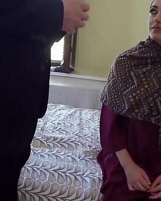 Moslimsoldaat Eerste Maal Een Meisje vandaag kon haar verblijf niet betalen in het hotel.