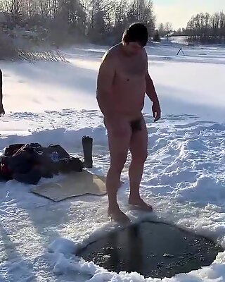 Az ember ugrik a jég lyukban https://nakedguyz.blogspot.com