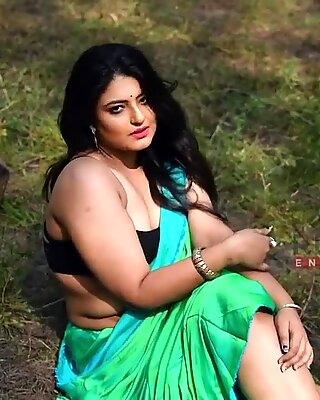 Torrid bengali milf (má mì quyến rũ) showcase into her saree-saree paramour