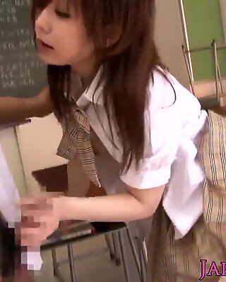 Ситна азијска ученица појебана у учионици
