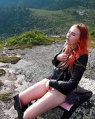 Fata a decis să se relaxeze, să-și masturbeze pasarica și să obțină un orgasm ridicat în munți!