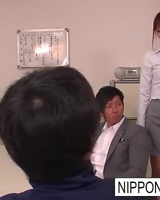 Atordoador de japonesas tem três vias na sala da professora