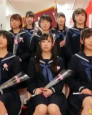 Japansk Schoolgirls kom sammen og hadde en Gruppesex rett på skolen.