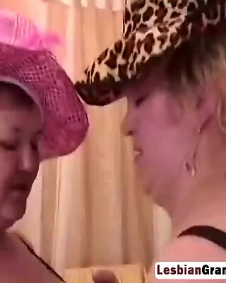 Две лесбиянки бабуля помогают мастурбация их жирные озабоченная пизда