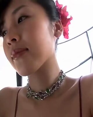 Za pozornost stojí zapálená asijská brunetka s velkými prsy Megumi Kagurazaka