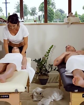 Milf (orta yaşlı kadın) masöz çifte unutulmaz bir üçlü masaj yapıyor