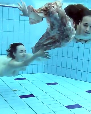 Две горячие волосатые красавицы под водой