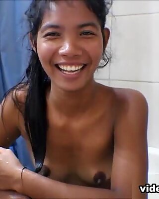Pieni thai teini Kanerva Deep antaa syväkurkkua ja saada peräreikä anaali rikki suihkussa anaalilla kermapiirakka