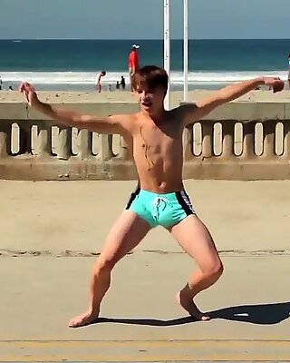 Fiatal meleg tánc a tegnerparton speedo dudorral / novinho dan & ccedil_ando sunga na praia