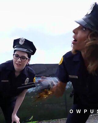 Kaksi naispuolista poliisia pidätti iso kyrpä musta